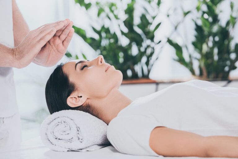 Reiki For Anxiety: How To Use Reiki To Calm Your Mind - Oasis Mind & Body