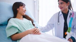 A female doctor explains the physical characteristics of the patient before the operation.