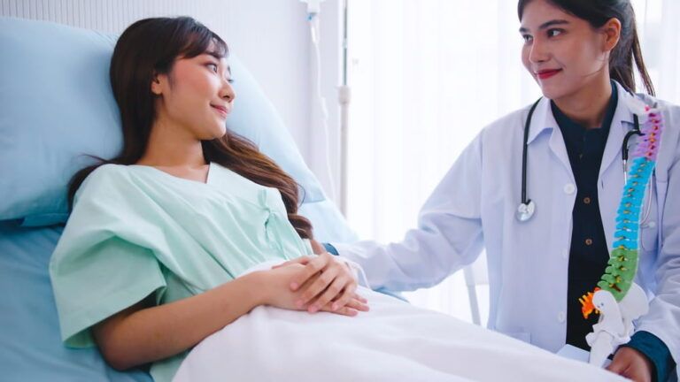 A female doctor explains the physical characteristics of the patient before the operation.