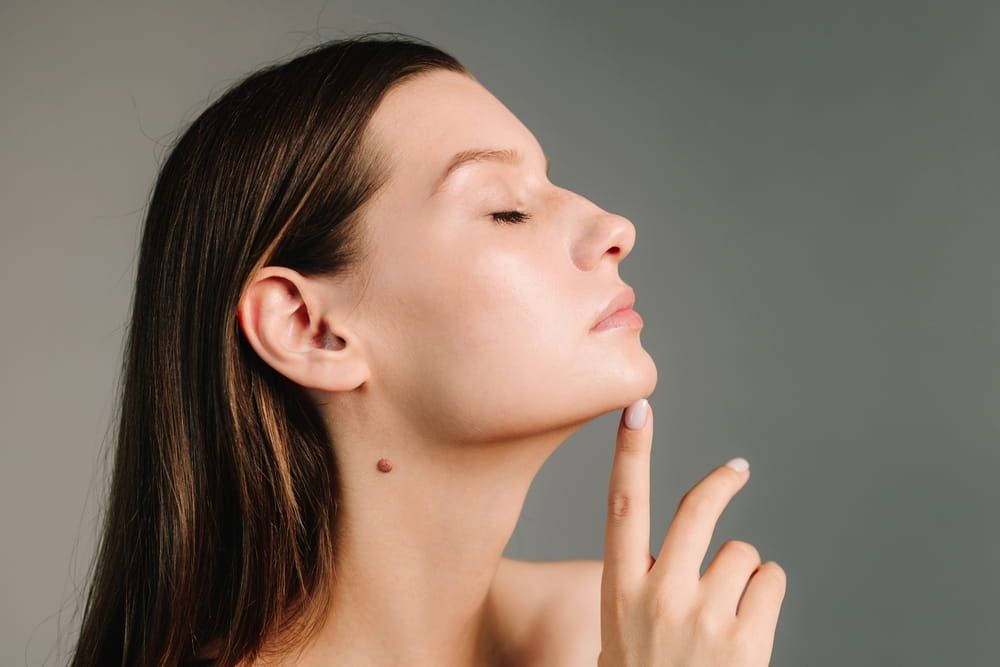Contouring of the chin and angular jaws. Correcting the shape of the face by doctor