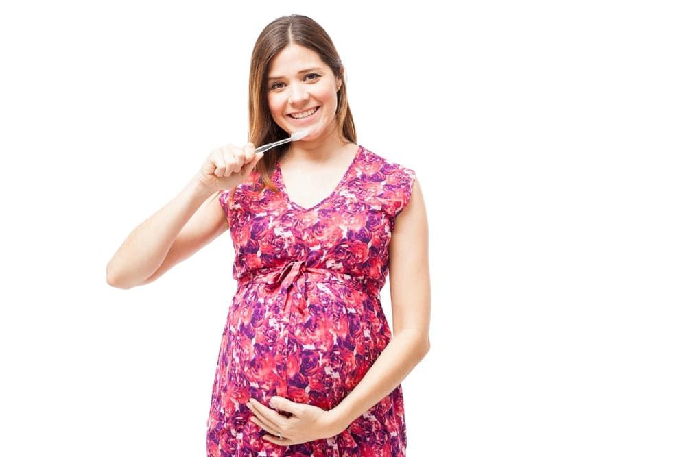 pregnant-woman-brushing-teeth