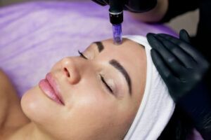 Beautician makes mesotherapy injections