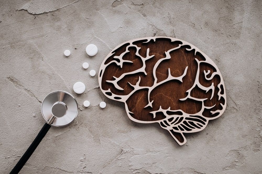 A stethoscope and brain with pills