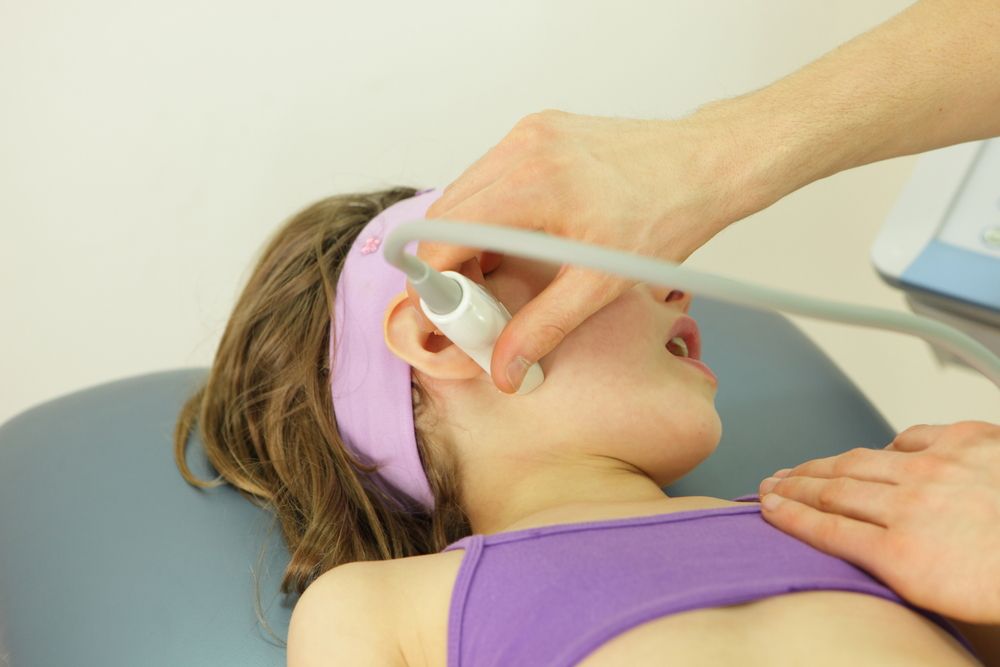 girl's temporomandibular joint diagnosis carried out with the use of an ultrasound - close up