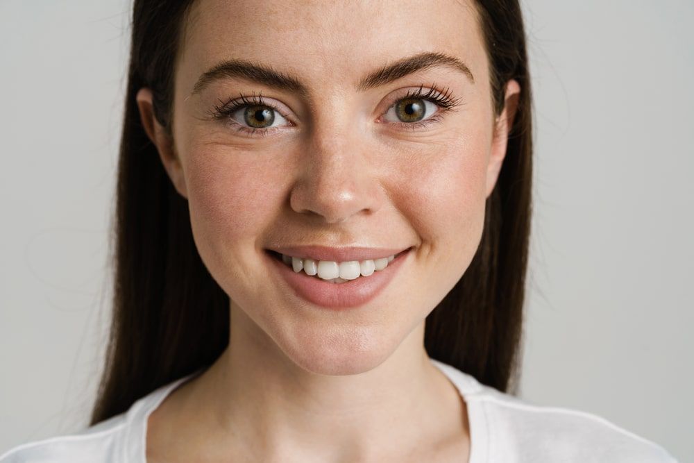 Young woman in t-shirt smiling