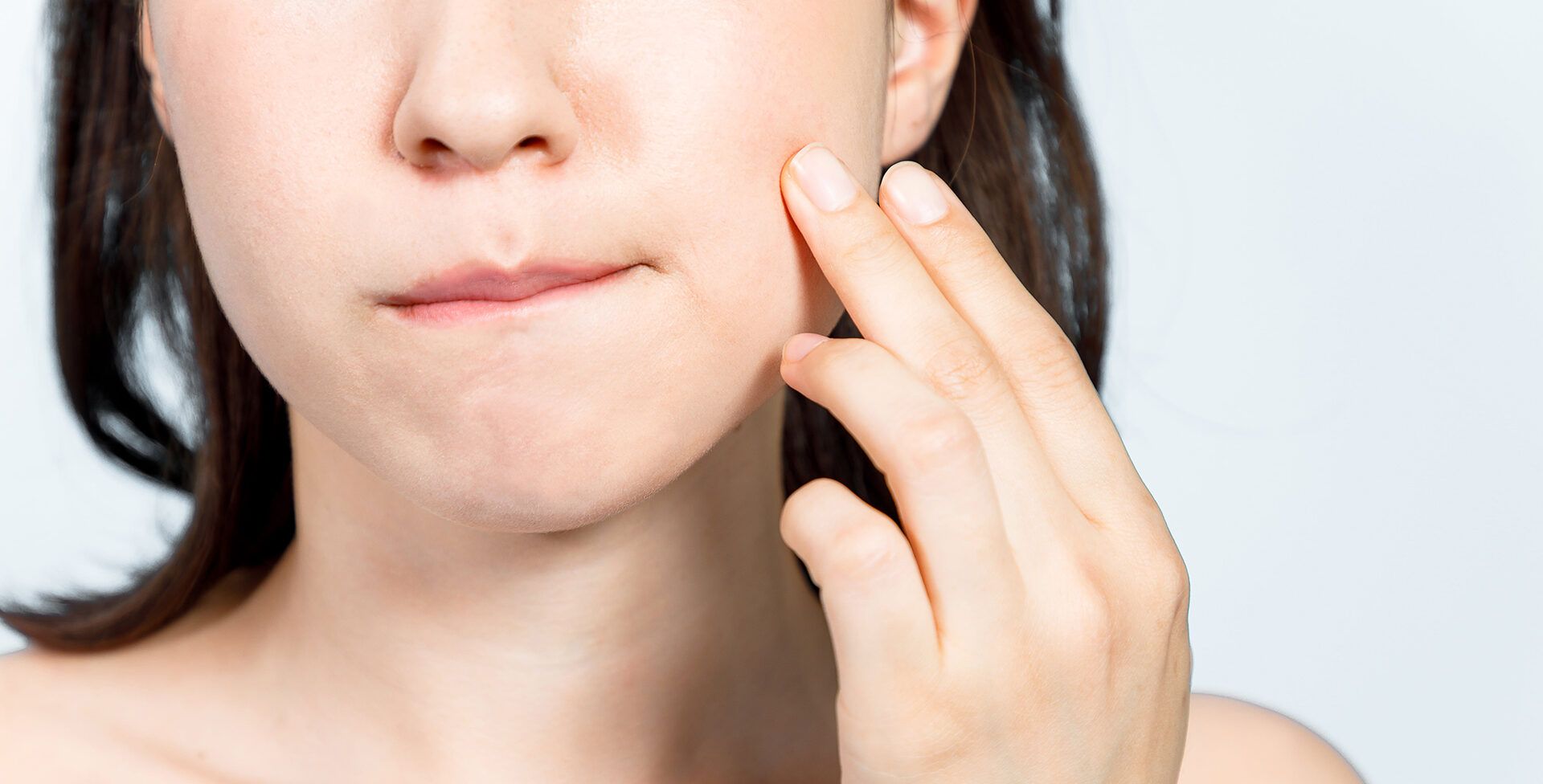 Young woman who checks her skin