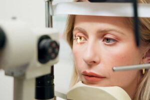 Woman optometry and slit lamp for vision