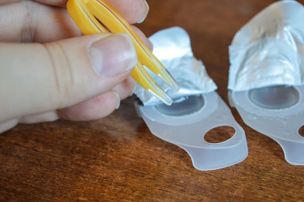 Opened,Single,Use,Blister,Packs,Yellow,Tweezer,Tool,Contact,Lenses
