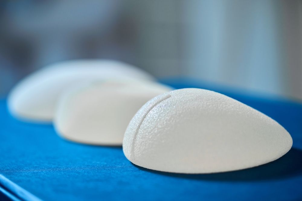 Silicone,Breast,Implants,On,The,Table