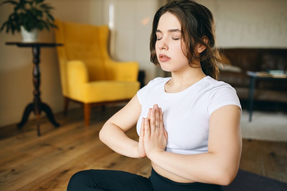 Attractive,Plus,Size,Young,Woman,Practicing,Meditation,In,Living,Room