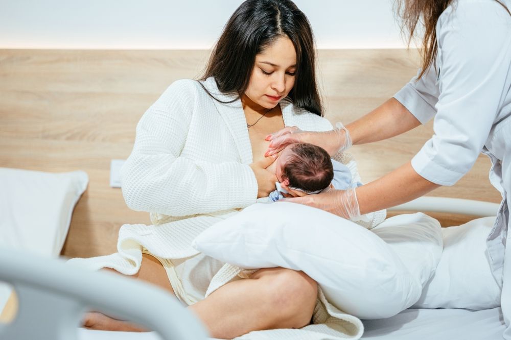 Hispanic,Mother,Breastfeeding,Newborn,Baby,In,Hospital,Ward,,Breastfeeding,Specialist