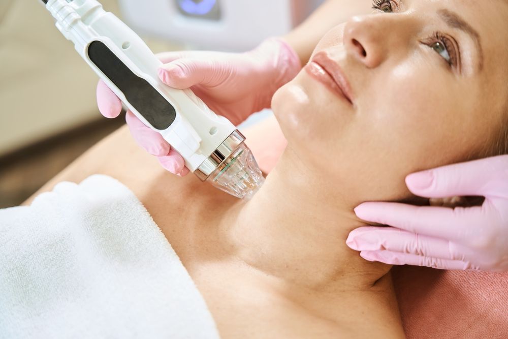 Close,Up,Of,Cosmetologist,Doing,Microneedle,Rf,Lifting,Of,Neck