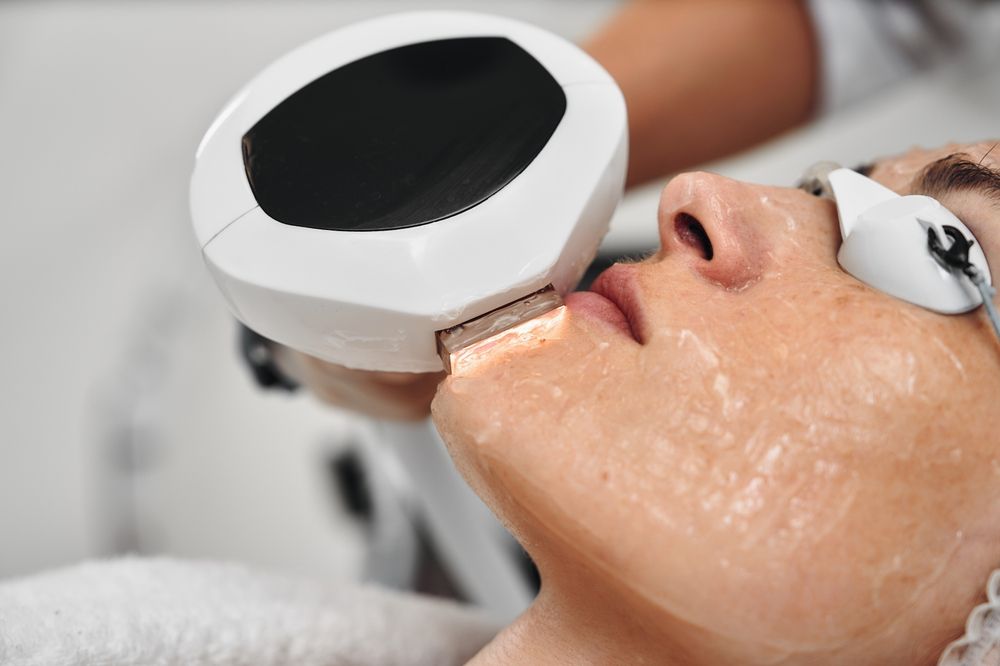 A,Woman,Receives,Ipl,Therapy,In,A,Beauty,Salon.,High
