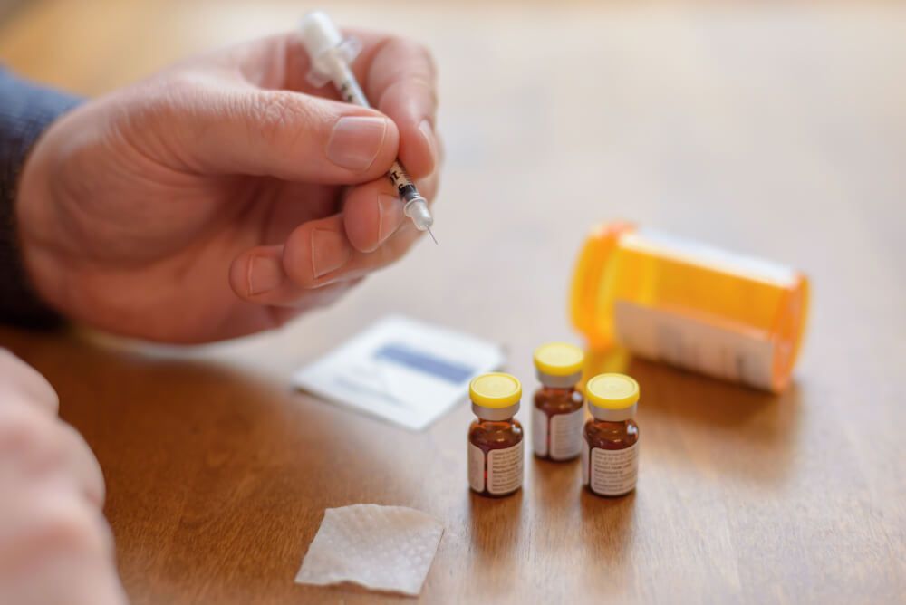 Vitamins B 12 with needle