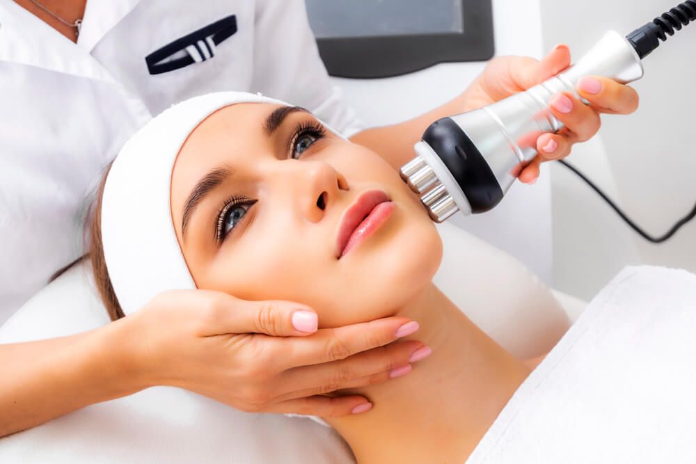Girl face during Radio Frequency Tightening (Forma)