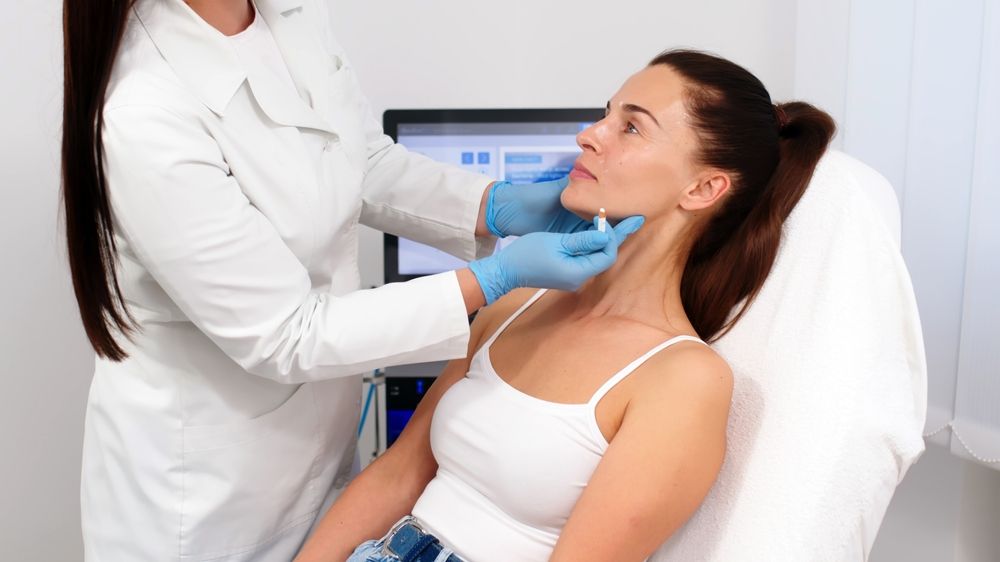 Consultation with a cosmetologist or dermatologist. Before the procedures, the woman is examined by a cosmetologist